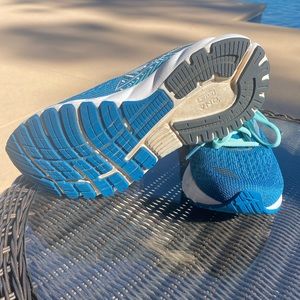 Brooks Adrenaline GTA 19 running shoes